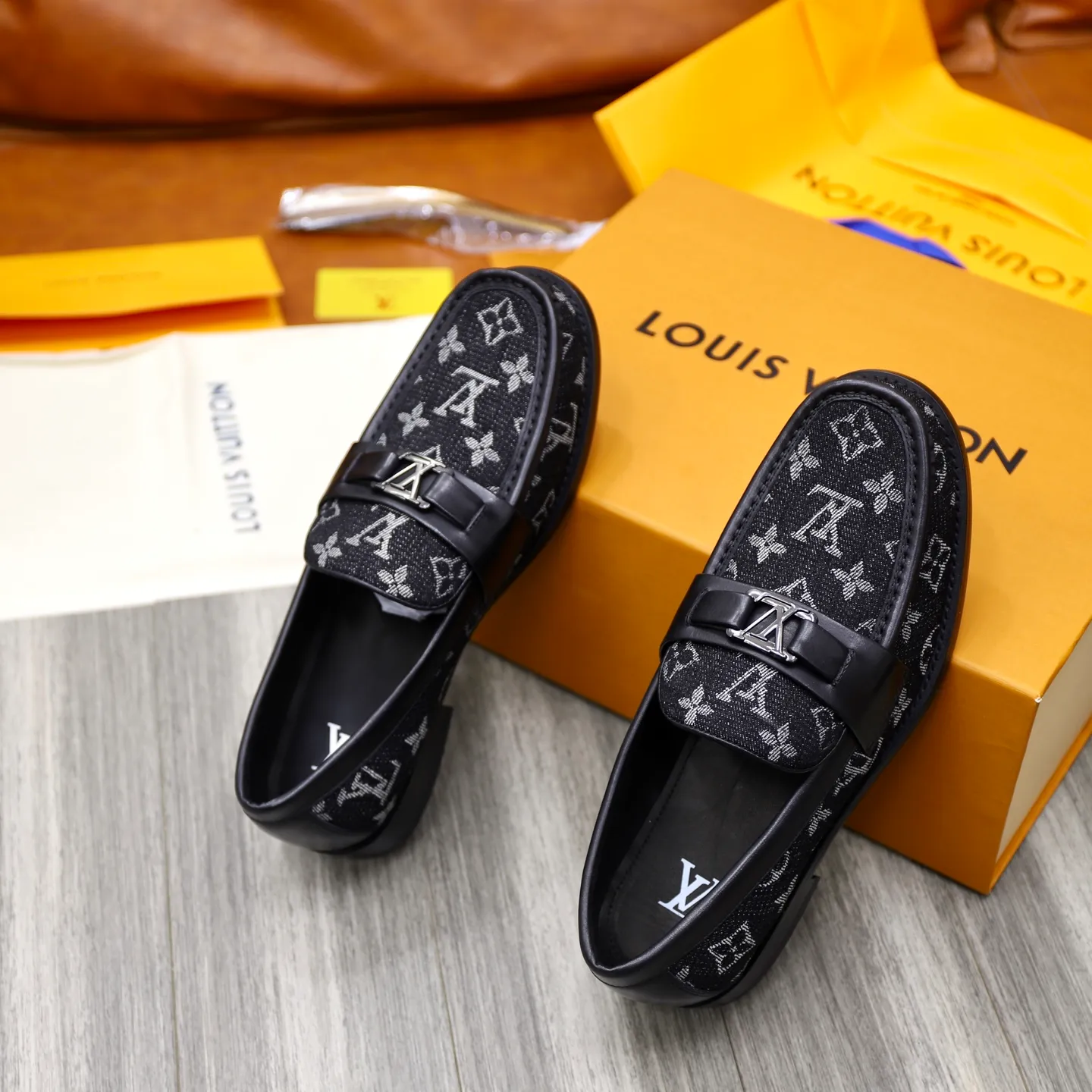 Men's Men's Shoes💰💰920LV Louis Vuitton Slip-on Loafers, top quality products from Guangzhou, ready for sale! This LV Glove loafer is made of selected soft cowhide, with a slightly wrinkled leather surface and a very high-end texture. Each pair is unique. The leather surface is light and soft, with a fine texture and good luster. It is a classic loafer style, with exquisite handmade mark stitching on the toe, and a square toe configuration to highlight the classic style. The horizontal band has hot-printed LV three-dimensional letters, semi-solid handcrafts and a genuine leather outsole, and a rubber patch on the heel to create wear-resistant performance and comfort. One of the must-have loafers for men! Comes with full original packaging! Code number: 38-39-40-41-42-43-44 (38, 45, 46 customized) standard leather shoe code